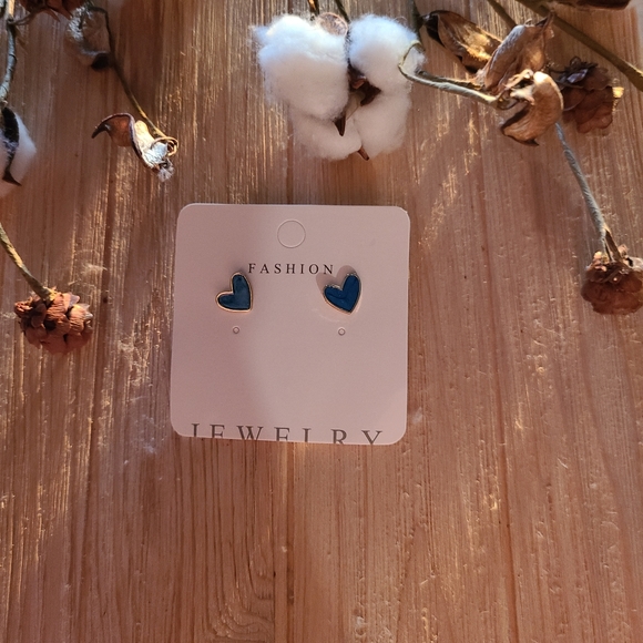 💙💙Super Adorable Blue Colored Heart Stud Earrings💙💙 - Picture 6 of 15